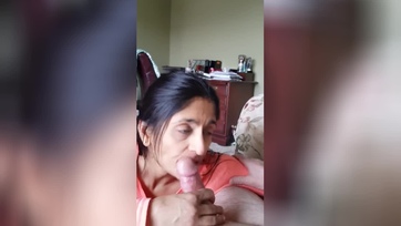 Félvér hölgy vadul lecumizza a virslit Thumb