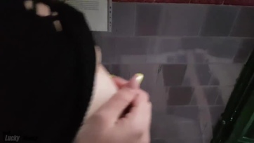 Magyar kis fiatal ribanc szopikál a liftbe Budapesten Thumb