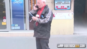 A hapsi kint vár, amíg a MILF csaját döngetik Thumb