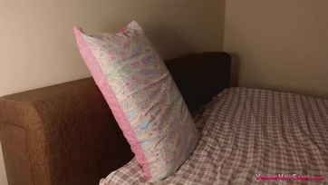 Szöszke fiatal ribanc a sexcam-en át hancúrozik Thumb