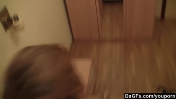 Szemüveges ex csajszi élvezi szopkodni a faszt Thumb