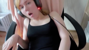 Kis cerkájú báty cumiztatja a csintalan húgocskáját Thumb