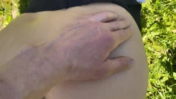 Fiatal fiatal ribanc hancúr és popsiszex a szabadban Thumb
