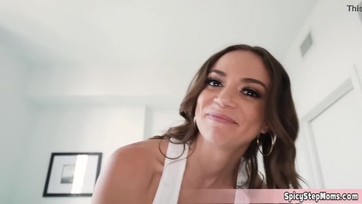 Kiváló hátsójú MILF mostoha anya játszadozik a méretes dákóval Thumb