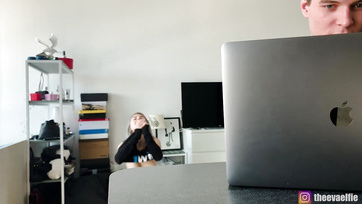 A csávója mögött kavar egy barátjával a basznivaló szöszi tini Thumb