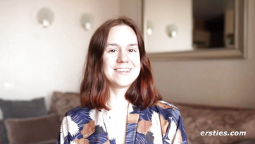 A bőrkanapén simizi pinácskáját az amatőr tinilány Thumb