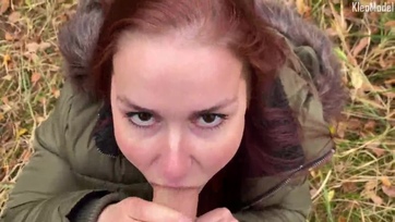 Merész leányzó egy kis zsozsóért megmutatta a cickóját és megízlelgette a kölyök dákóját Thumb