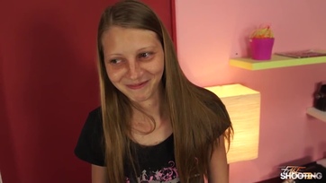 A vékony tini picsa totálisan felizgult midőn megpillantotta a csávó jókora farkát Thumb