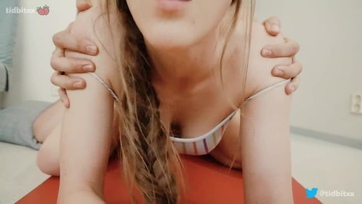 Rápattant a fiú dákójára és addig ugrált rajta míg a fenekére nem lövellt Thumb