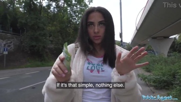 Imádja a zsét a bátor fiatal leányzó úgyhogy széttette a lábikóját az idegen faszinak Thumb