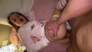 A 18 esztendős tini csaj szereti amikor a nevelő apucija brutálisan meghágja a puncikáját Thumb