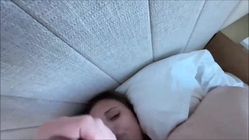 A bűbájos tini punci egy kis cuclizás után felpattant a mostoha fivére megduzzadt farkára Thumb