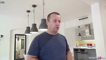 18 éves filigrán hazai suna szopogatja a svájci kamuügynök péniszét a szex casting-en Thumb