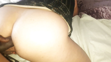 Valahára beleegyezett a fehér kanca hogy a nagyfaszú párja vadul popón dugja Thumb