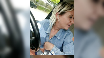 A kocsiban hancúrozik a puncikájával a pozőr szexkamerás háziasszony Thumb