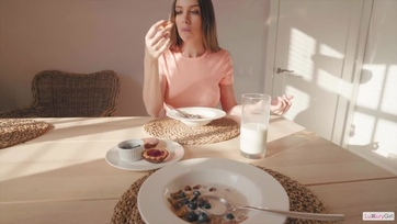 Azonnal beduzzadt a bránerem a csajom böszme csöcseitől de hálistennek lecummantott Thumb