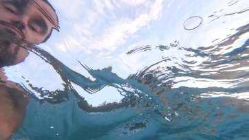 Lerángatta a fürdőruhát a budapesti csajáról és megbaszta a sunáját a víz alatt Thumb