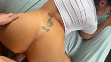 A faszéhes nevelő anyucim leseggelt mellém az ágyra és elkezdte simogatni a cerkámat Thumb