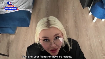 A csábító harisnyatartós tanárnő felmászott a tanonca falloszára miután megcuclizta Thumb