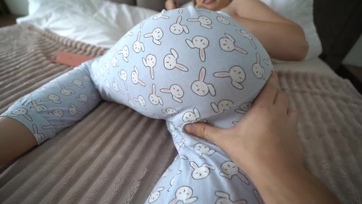 Kitárt ajtónál rosszalkodott a nevelőanyucim és esdekelt hogy farkaljam meg fini puncusát Thumb