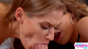 Váltakoztatva szopikálta a pasi giganagy faszát a göndörhajú mostohahugicája és a kéjes barinője Thumb