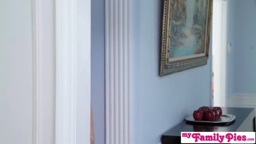 A töméntelen piszkálódás után meghódította a mostohabátyóját a fiatal csajszi a faszimádó barátosnéjével Thumb