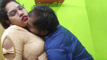 A gyönyörű iraki tanárnőcske képtelen volt visszautasítani a lerázhatatlan növendékét Thumb