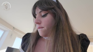 Elrántotta a buja takarítónő a tangáját és kuncsorgott hogy nyalogassam meg a punciját Thumb