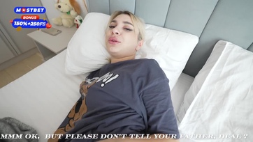 A neveltfia álló kolbászára kelt fel a formás seggű milf és hagyta hogy meghúzza Thumb