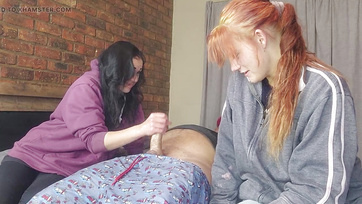 A kettő visszahúzódó fiatal leányzó váltakoztatva cibálta meg a mostohafivére pélóját Thumb