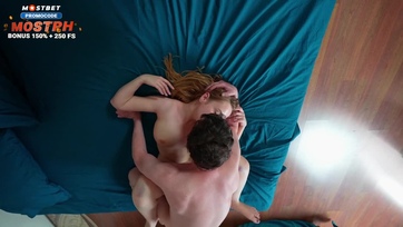 A nagy dudájú 18 éves fruska egy nála sokkalta öregecskébb férfinek kínálta fel a sunáját az első randin Thumb