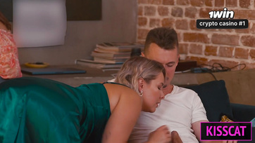 A kiéhezett mostoha muter is ráröppent a nevelt lánya fiatal pasijára és végül trióban csinálták Thumb