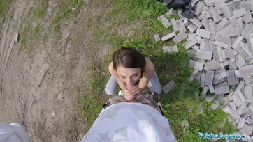 Az útfélen perkált a sexy balti leánynak hogy megdöngethesse a lucskos nuniját Thumb